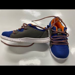 Boys size 9 Oshkosh shoes